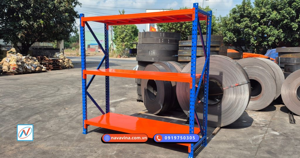 Kệ trung tải 3 tầng 300kg/tầng tại nhà máy kệ kho Navavina
