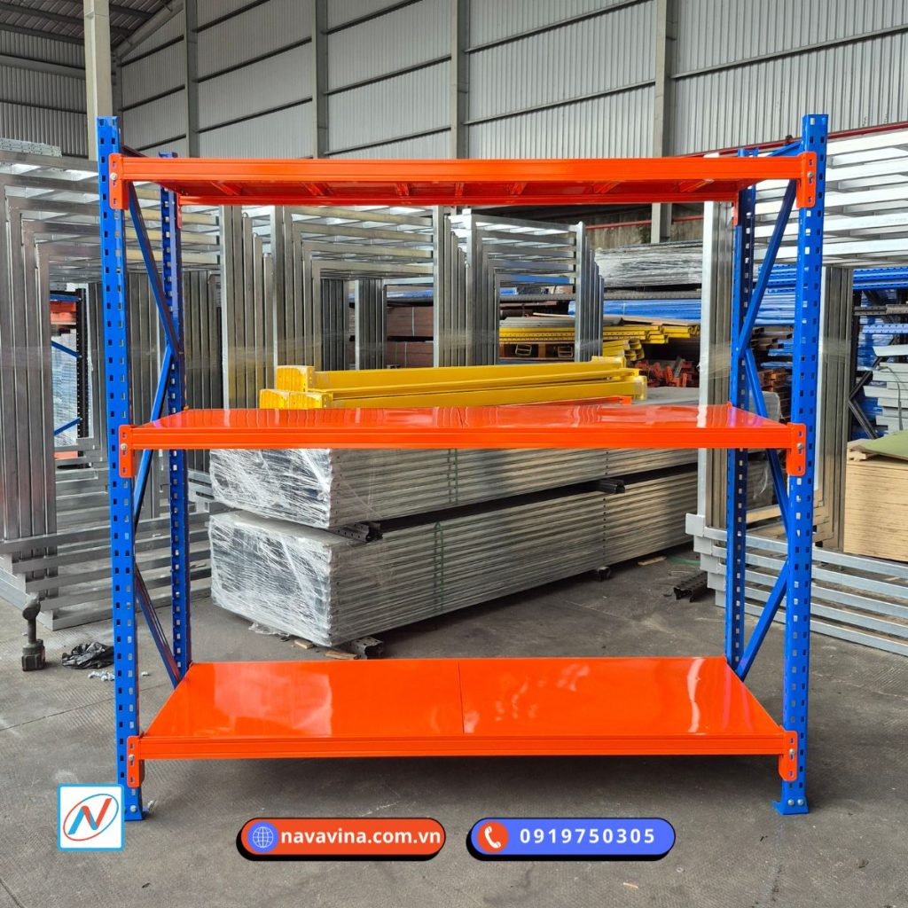 Kệ trung tải 3 tầng Navavina chịu tải 200–700kg/tầng, sơn tĩnh điện chống gỉ, phù hợp kho vừa và nhỏ