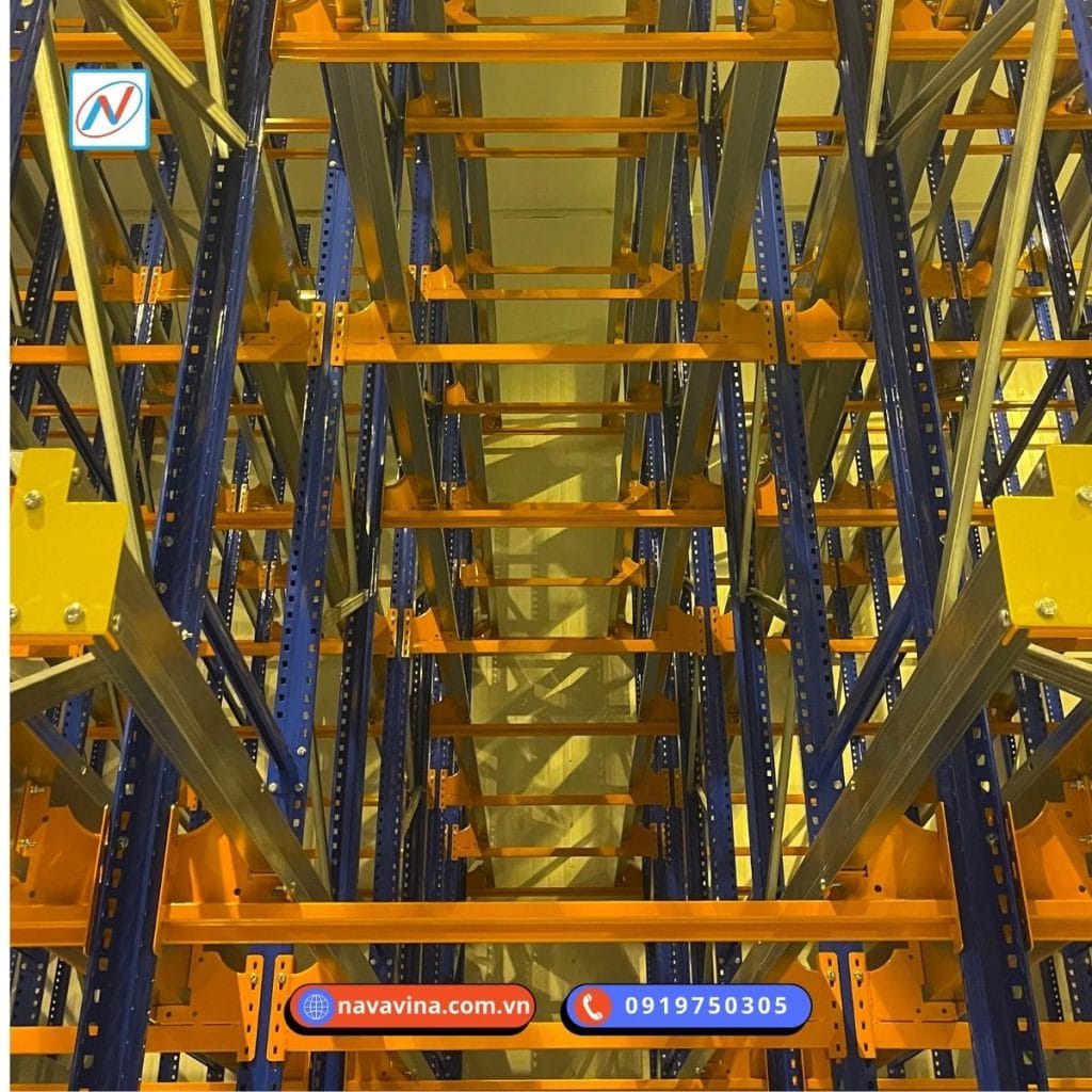 Kệ kho lạnh là gì? Cách chọn đúng theo từng mô hình kho 6 kệ radio shuttle kho lạnh