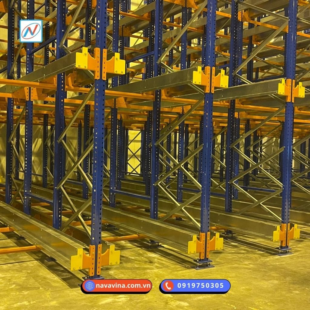 Kệ kho lạnh là gì? Cách chọn đúng theo từng mô hình kho 2 kệ robot kho lạnh