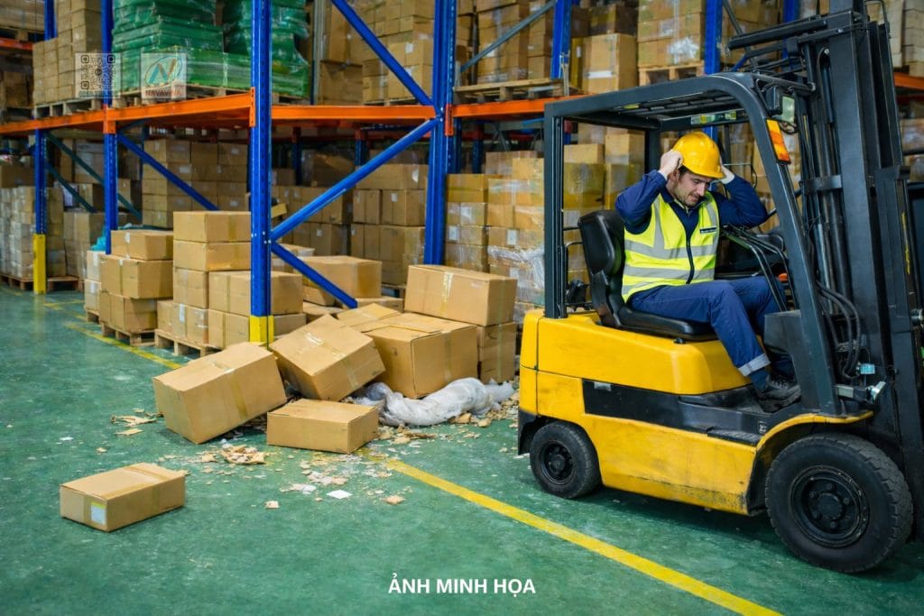 Ảnh mô tả va chạm xe nâng vào kệ kho hàng
