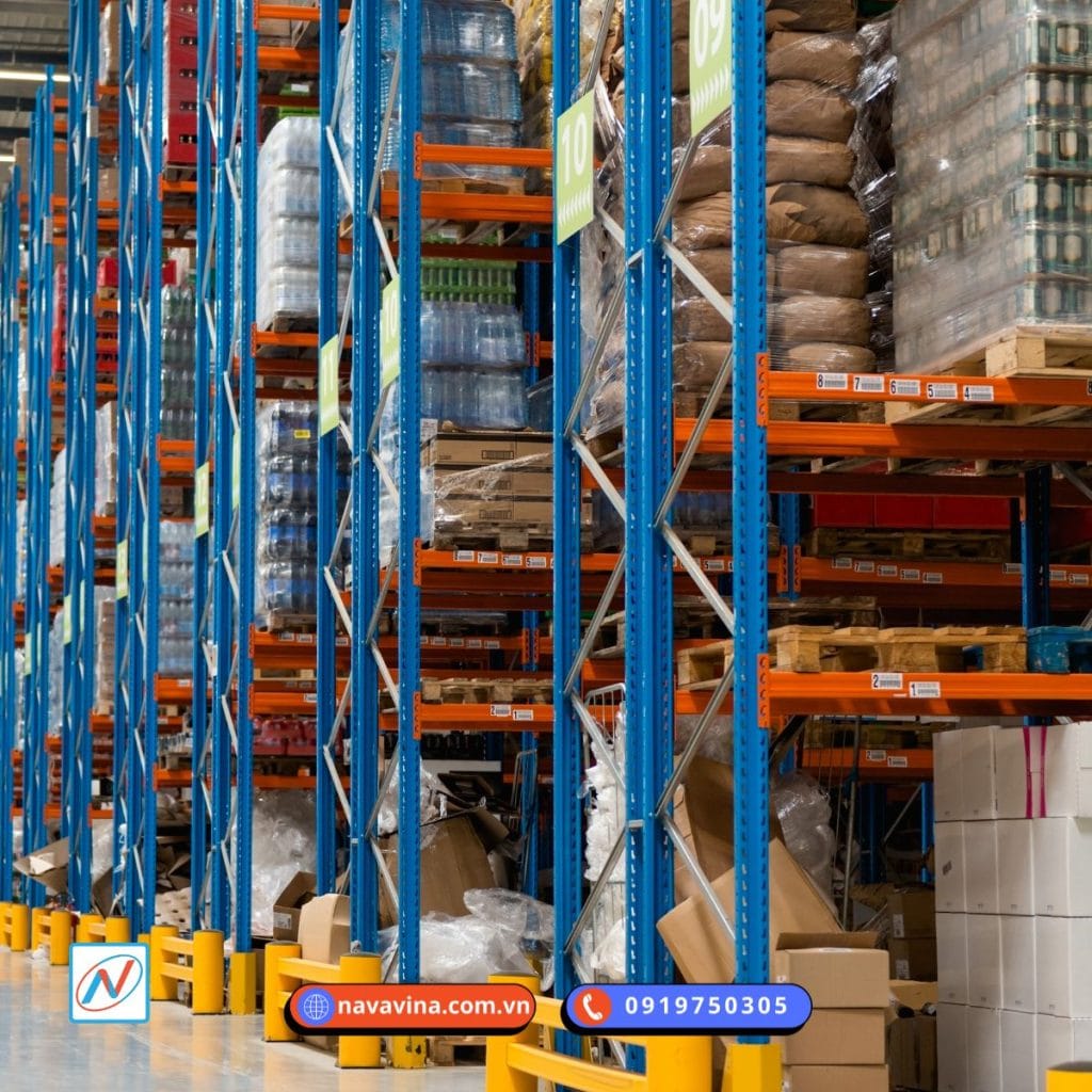 Kệ kho hàng của trung tâm phân phối, logistics, bán lẻ do Navavina sản xuất