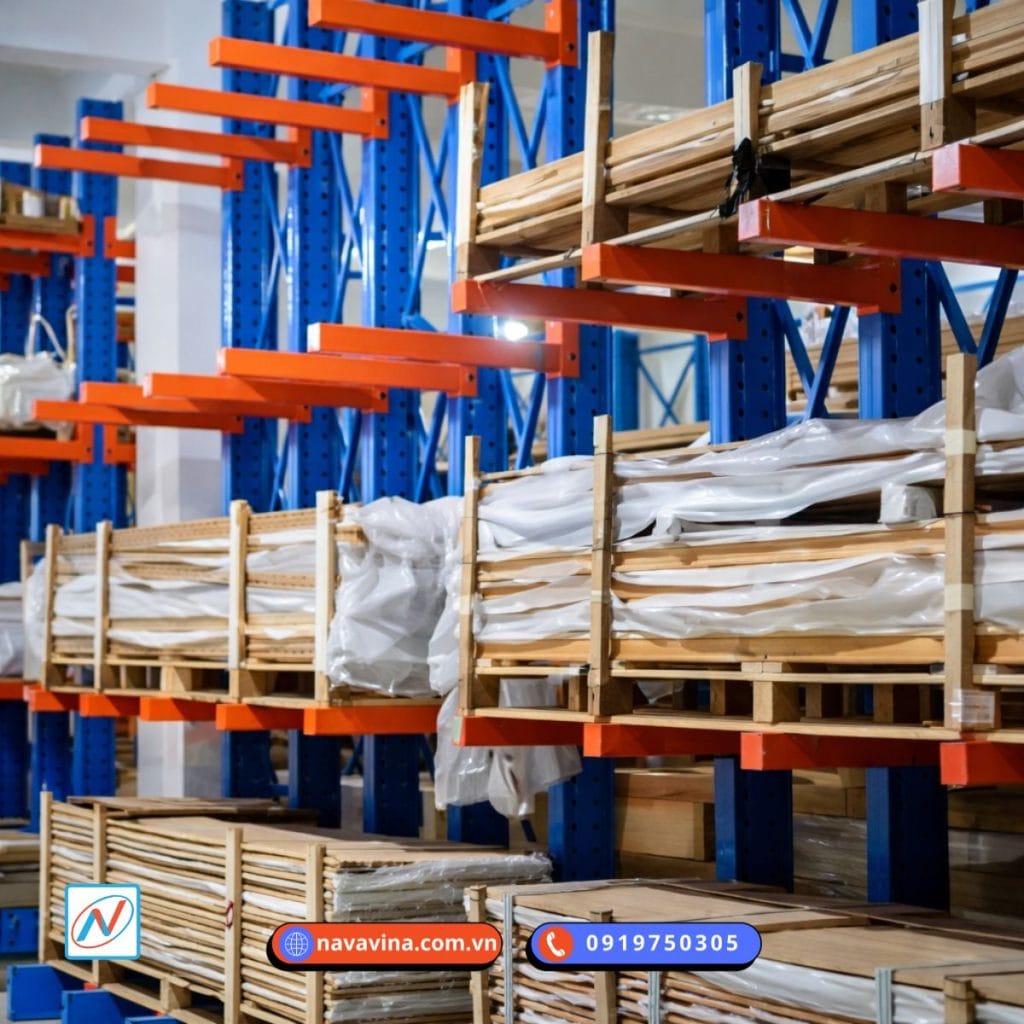 Kệ tay đỡ trong nhà kho dùng kê đỡ các thùng hàng dài