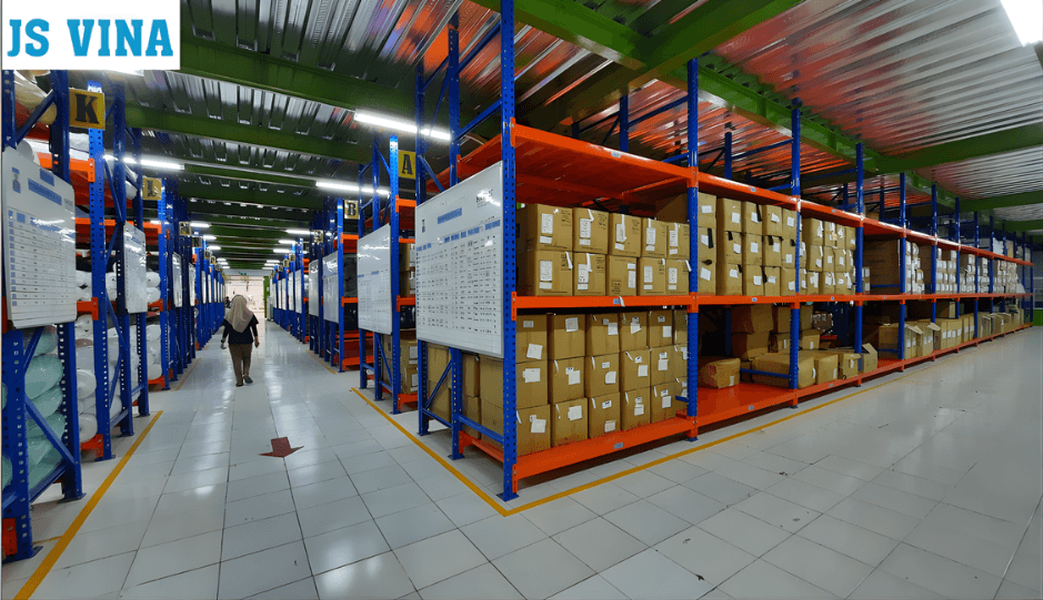 Dự án kệ kho JS Vina do Navavina triển khai, giúp tối ưu lưu trữ hàng hóa, sắp xếp khoa học và nâng cao hiệu quả vận hành kho công nghiệp.