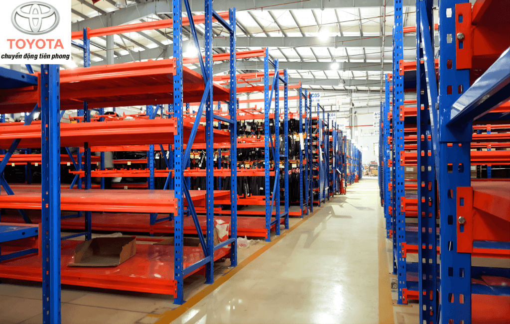 Dự án kệ kho Toyota do Navavina thi công, tối ưu lưu trữ linh kiện, tăng diện tích sử dụng kho và hỗ trợ vận hành kho công nghiệp hiệu quả.