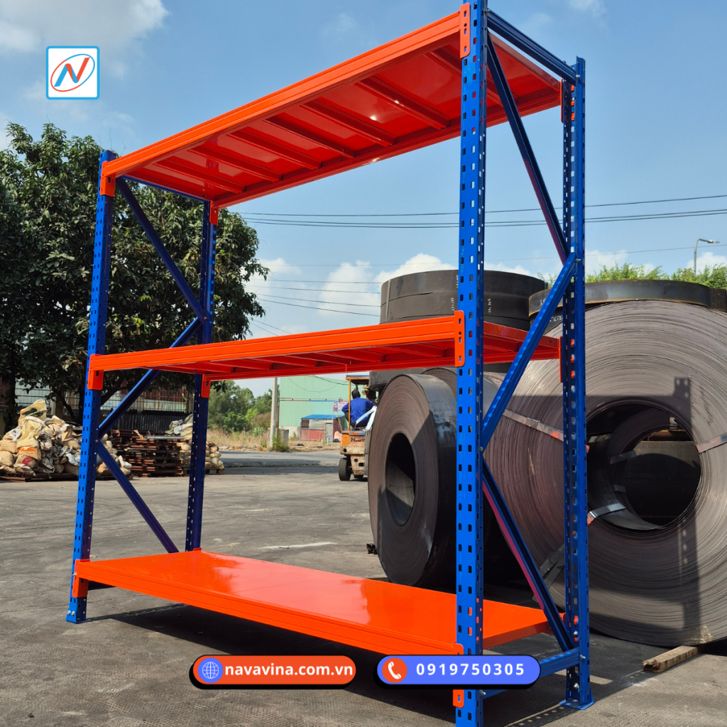 Kệ trung tải 3 tầng Navavina chịu tải 200–700kg/tầng, sơn tĩnh điện chống gỉ, phù hợp kho vừa và nhỏ
