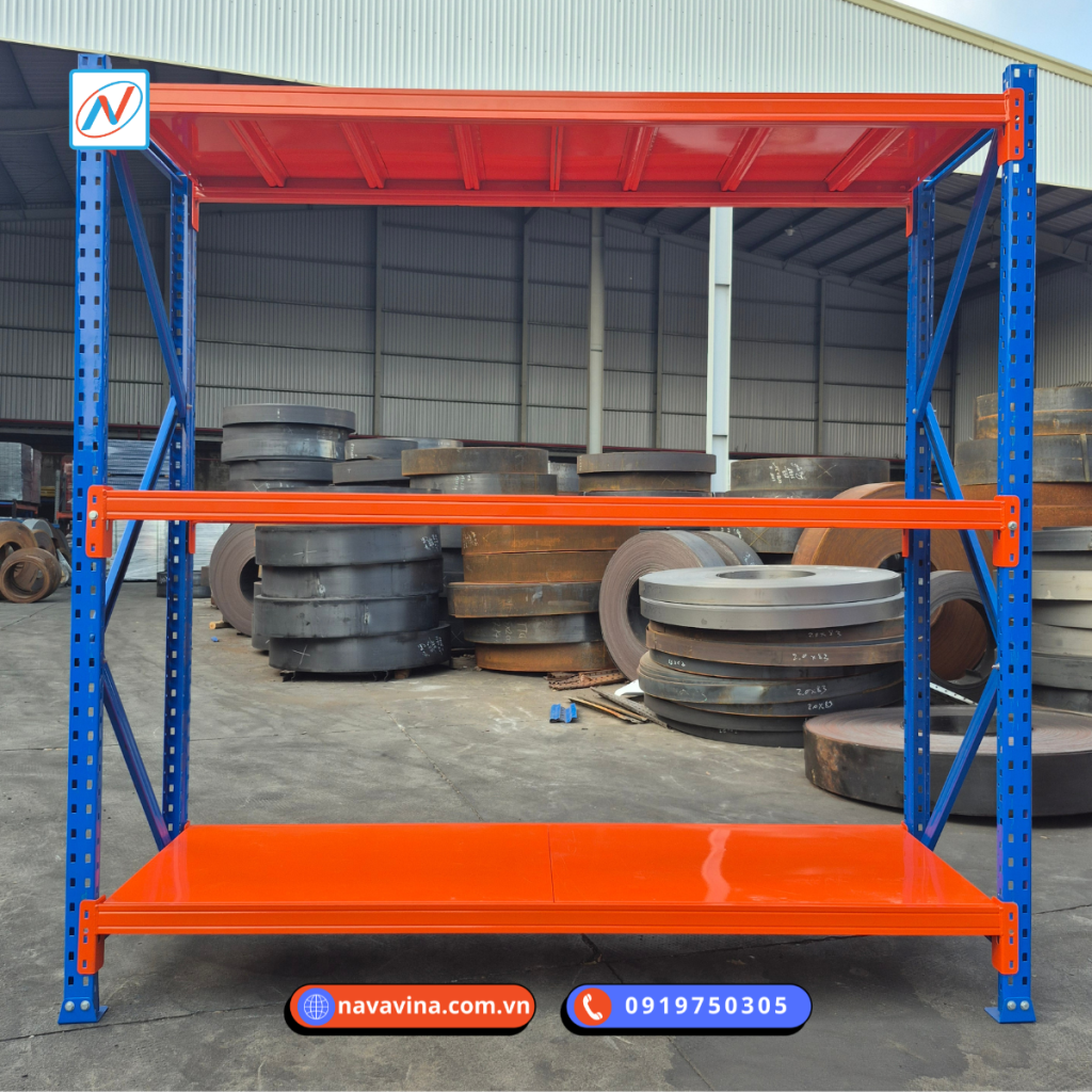Kệ trung tải 3 tầng Navavina chịu tải 200–700kg/tầng, sơn tĩnh điện chống gỉ, phù hợp kho vừa và nhỏ