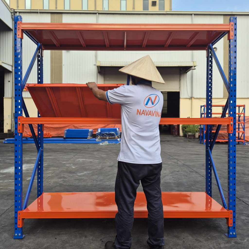 Kệ trung tải 3 tầng Navavina chịu tải 200–700kg/tầng, sơn tĩnh điện chống gỉ, phù hợp kho vừa và nhỏ