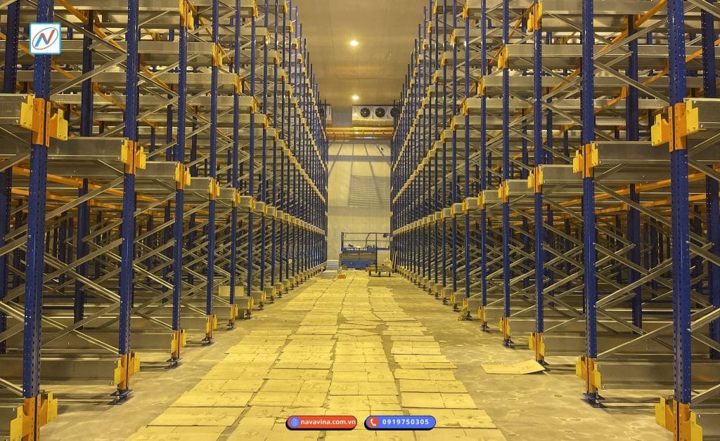 Kệ kho thực phẩm đông lạnh: yêu cầu chịu tải và chống ẩm 1 Kệ kho thực phẩm đông lạnh hệ thống pallet bên trong buồng lạnh -20°C