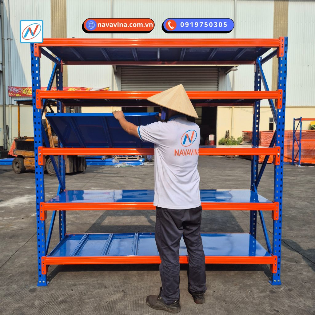 Kệ sắt lắp ráp công nghiệp tháo lắp linh hoạt tại kho hàng Navavina
