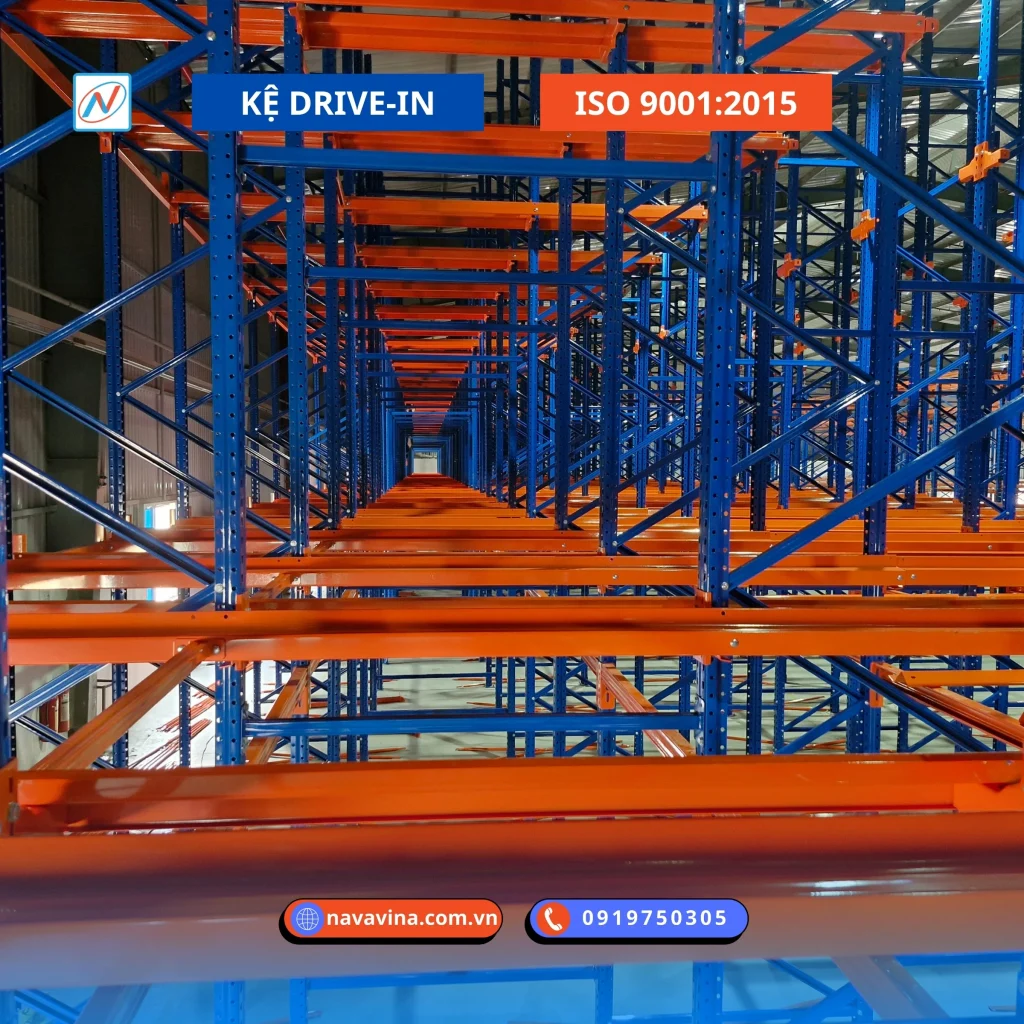 Kệ drive-in Navavina - lối đi trong kho nhìn theo chiều sâu