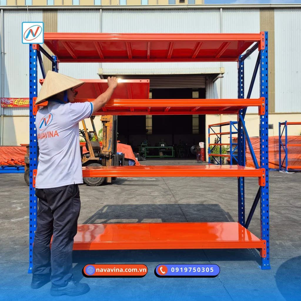 Nhân viên Navavina lắp đặt kệ trung tải 4 tầng tại kho, khung thép sơn tĩnh điện chịu tải dùng lưu trữ hàng hóa công nghiệp.